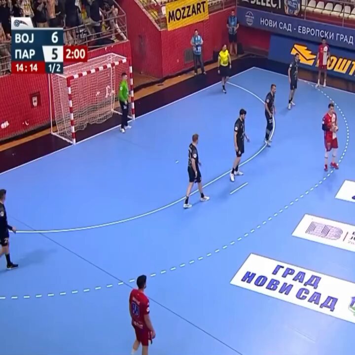🇷🇸🤾‍♂️ Chaos in Serbian handball! A firecracker thrown by Partizan "fans" in the 15th minute injured a Vojvodina player, leaving him temporarily deaf. 💣 Vojvodina refused to play on, initially triggering a 20:0 forfeit title for Partizan. Following massive backlash, the league annulled the decision, a new match will be played behind closed doors this Monday! 🤯