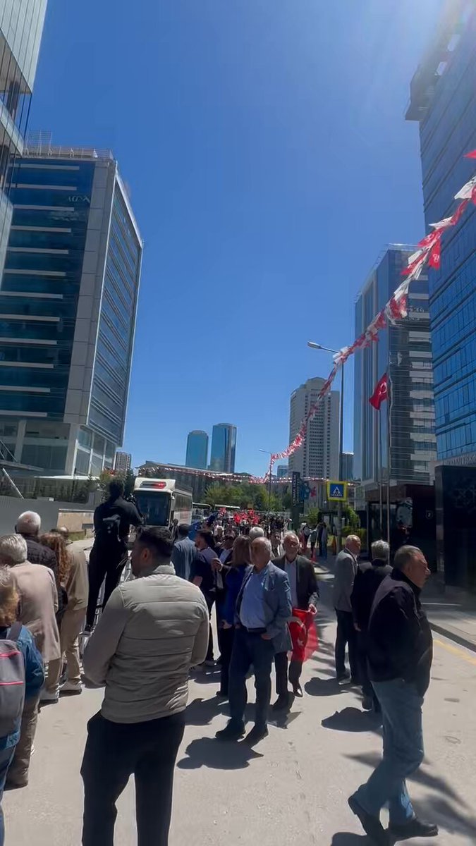 Büyük sevgi seli, büyük coşku… Gürsel Tekin’in karşılanması adeta miting havasında geçti. Kemal Kılıçdaroğlu Gürsel Tekin Orhan Sarıbal Barış Yarkadaş