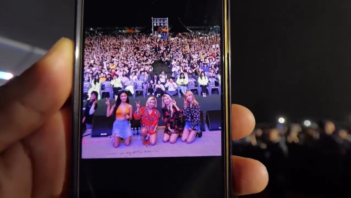 During the Jeju National University Festival (260528), a cameraman surprised Hwasa with a MAMAMOO photo he took 8 years ago at the same event (180531)! Listen to how loud the crowd sings along to MAMAMOO's hit songs, Decalcomanie, Egotistic, Starry Night, Dinga, and HIP!