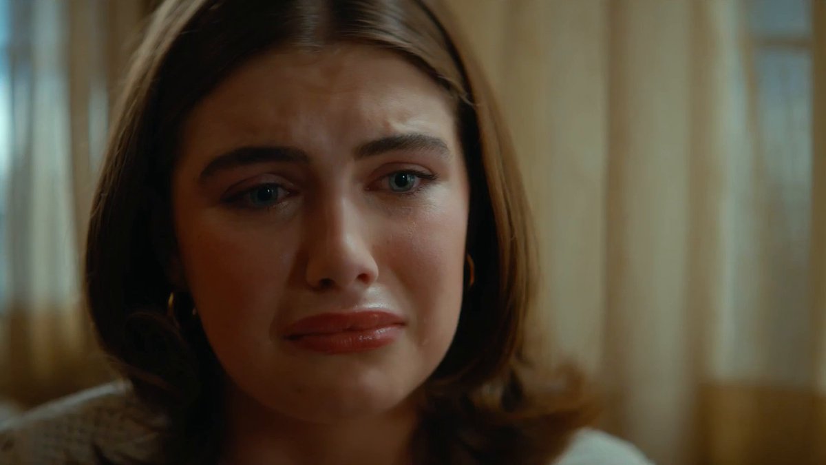 people really are forgetting that this scene needs sm appreciation cause nowadays shows show less female friendships and their impact on each other's life, I'm so happy that off campus took their time to properly display allie and hannah's friendship