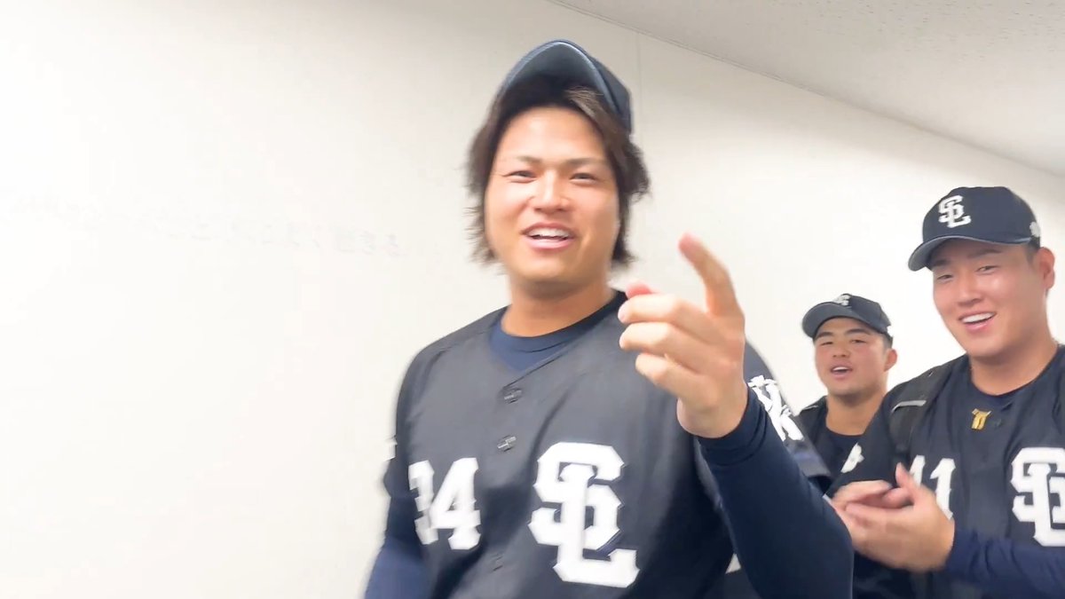 ／ カード勝ち越し！ 勝利のハイタッチ気分！ ＼ #ブラックモードユニ で、今日も2桁安打！ 明日も引き続き熱いご声援よろしくお願いします！ ▼動画全容はこちら #seibulions #打破 #圧倒的至近距離 #交流戦