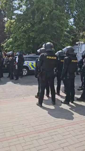 Lidi v Táboře, nemějte strach, Policie ČR se rozhodla Vás i Váš majetek bránit zuby nehty v poměru cca 2,27 příslušníka SPJ, 0,45 psa a 0,12 koně na 1 fanouška Baníku Ostrava. Takže v klidu, normálně můžete ven, je tam krásně a bezpečno. Ještě že tak! #prefizlovano