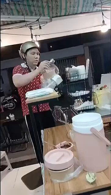 Mua bánh tráng và trà sữa ,đến sau đơn food mà đòi làm trước ,quán không làm thì chửi bới đánh nhân viên quán Chuyến này chỉ chờ lên phường mới ngoan ra thôi 🤬