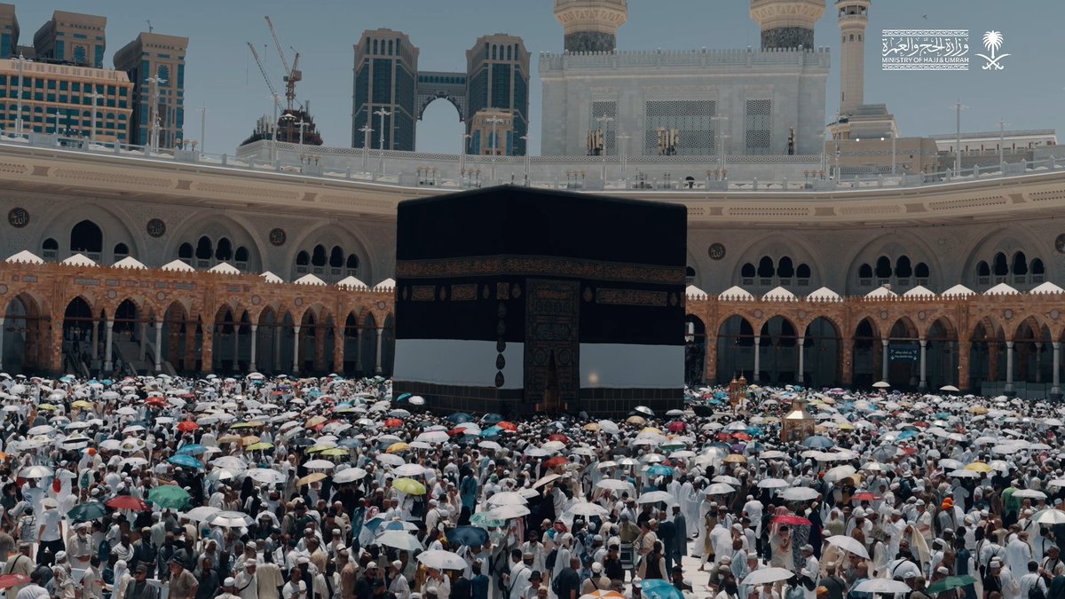 الحج.. يجمع الملايين، لكنه يجعل كل إنسان، يلتقي بنفسه وحده. #حياكم_الله #حج_1447هـ