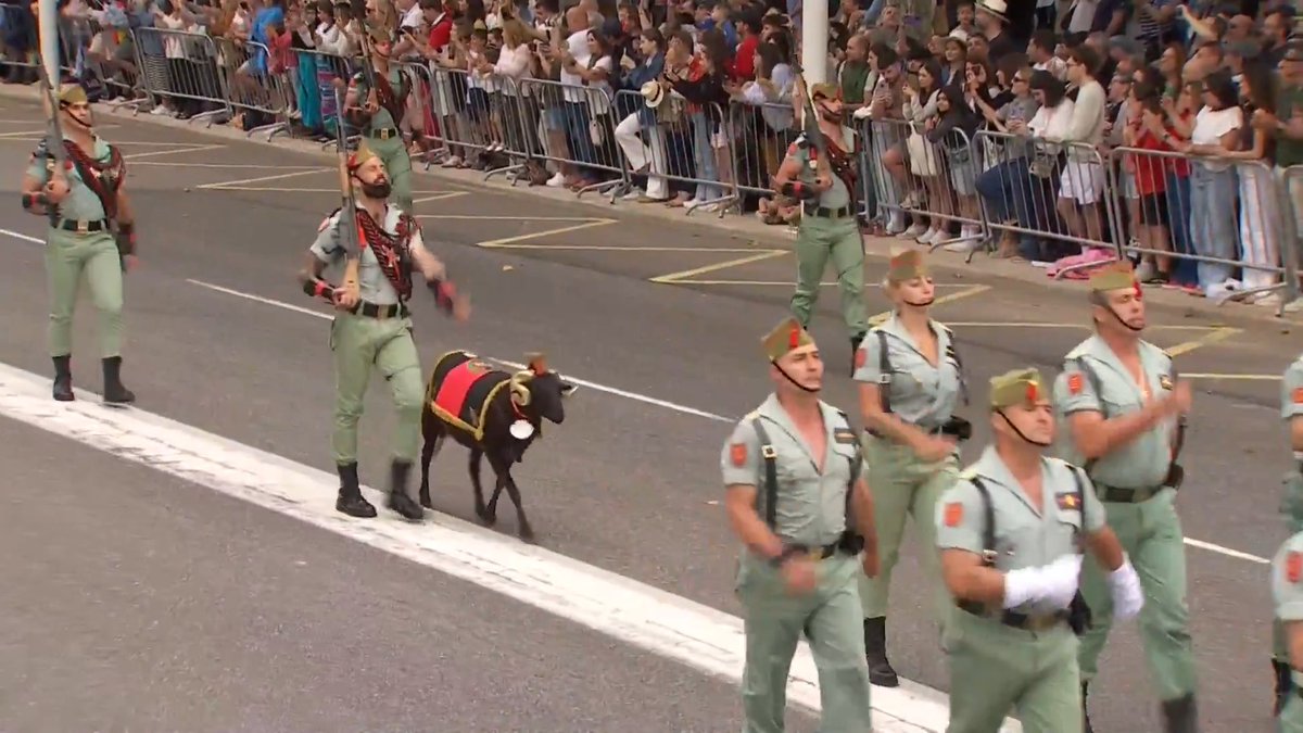 #EnDirecto | Desfila junto a La Legión su mascota ‘Baraka’, un borrego macho de 4 años