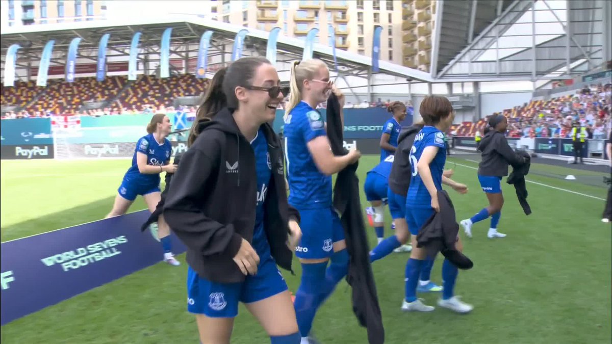 There's walkouts and then there's walkouts 😅 Hannah Blundell, on loan to Everton from Manchester United, stealing the show 🔵🔴