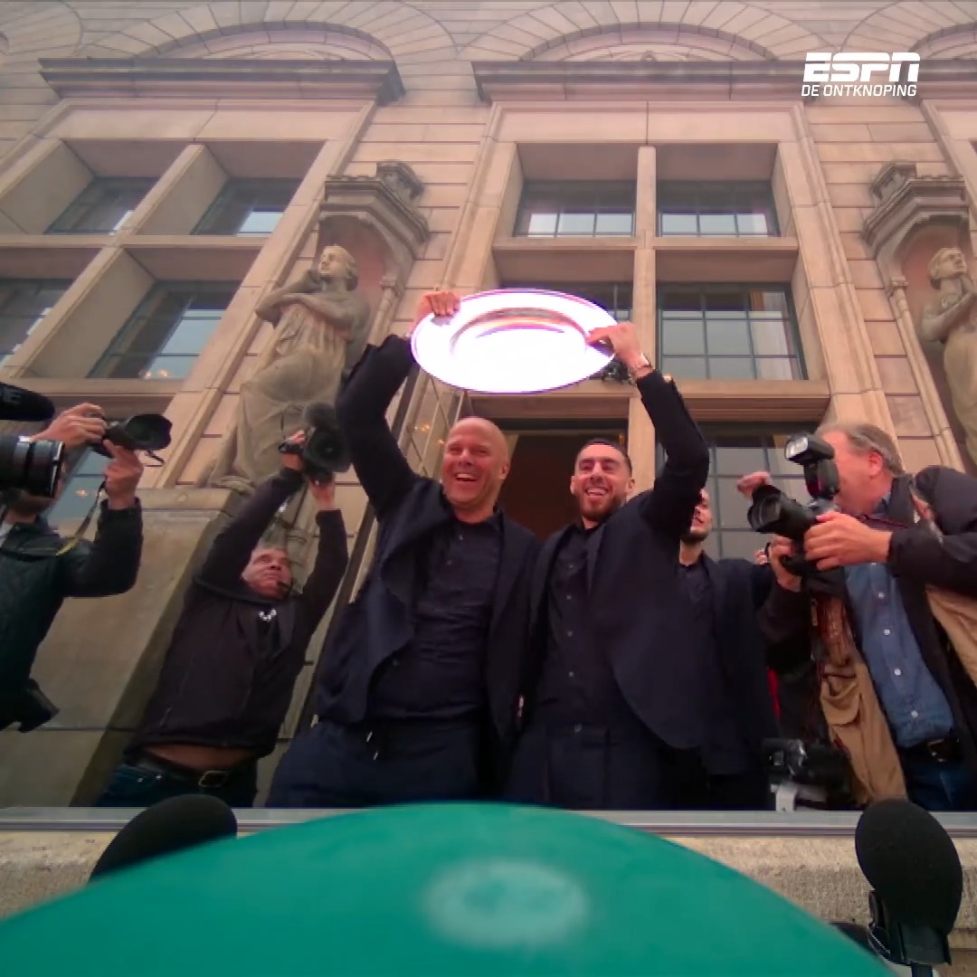 Arne Slot ve Orkun Kökçü. 🏆