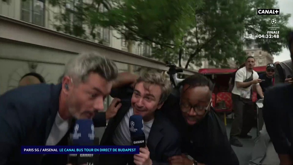 « ATTENTION ! » 😭😭 Le Canal Tour Bus c’est beaucoup plus physique que ce que l’on pense. 🤣 🎥 CANAL+ Foot