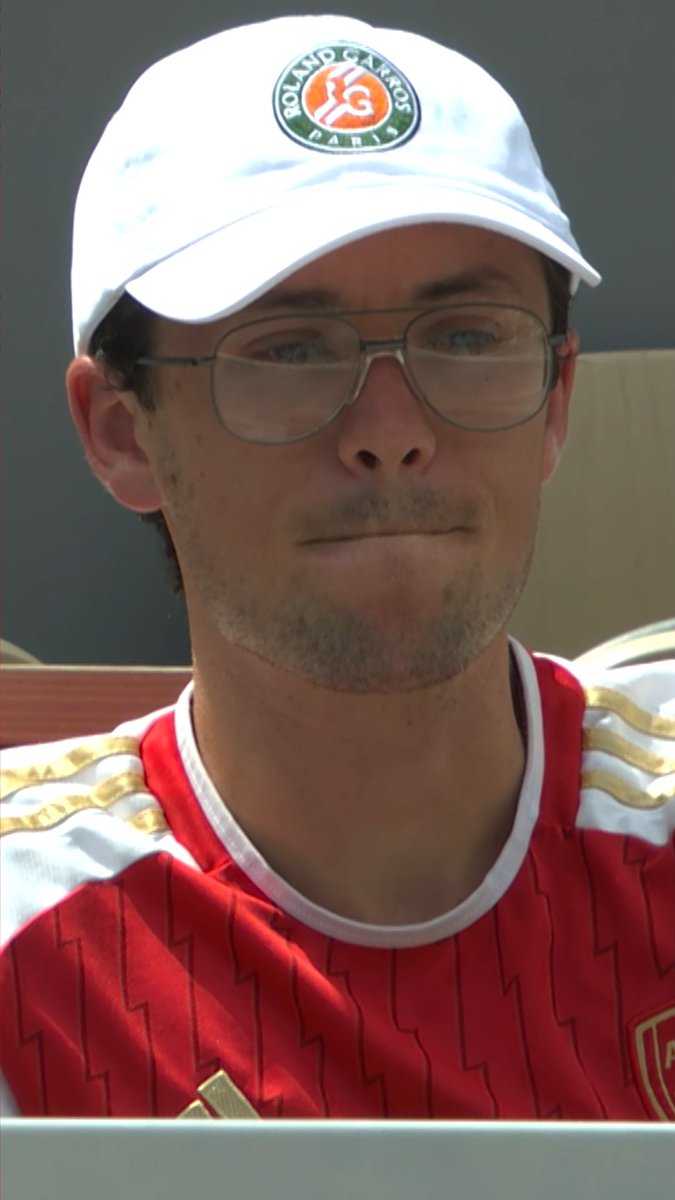 Be careful what shirt you wear in the stands at Roland-Garros 😂