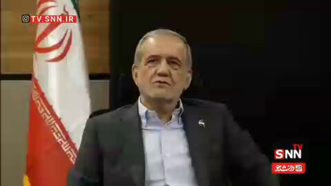 لحن بی‌ادبانه حرف زدنش درمورد رهبر شهید رو گوش کنید،با افتخار هم داره میگه رفتم چونه زدن مجبورش کردم کوتاه بیاد البته که دروغ میگه چون رهبرشهیدبعدش هم خیلی صریح درسخنرانی‌های علنی بامذاکره با آمریکا مخالفت کردند،فکر کنید این چطور با رهبر شهید با اون جایگاه و حکمت رفتار میکرده