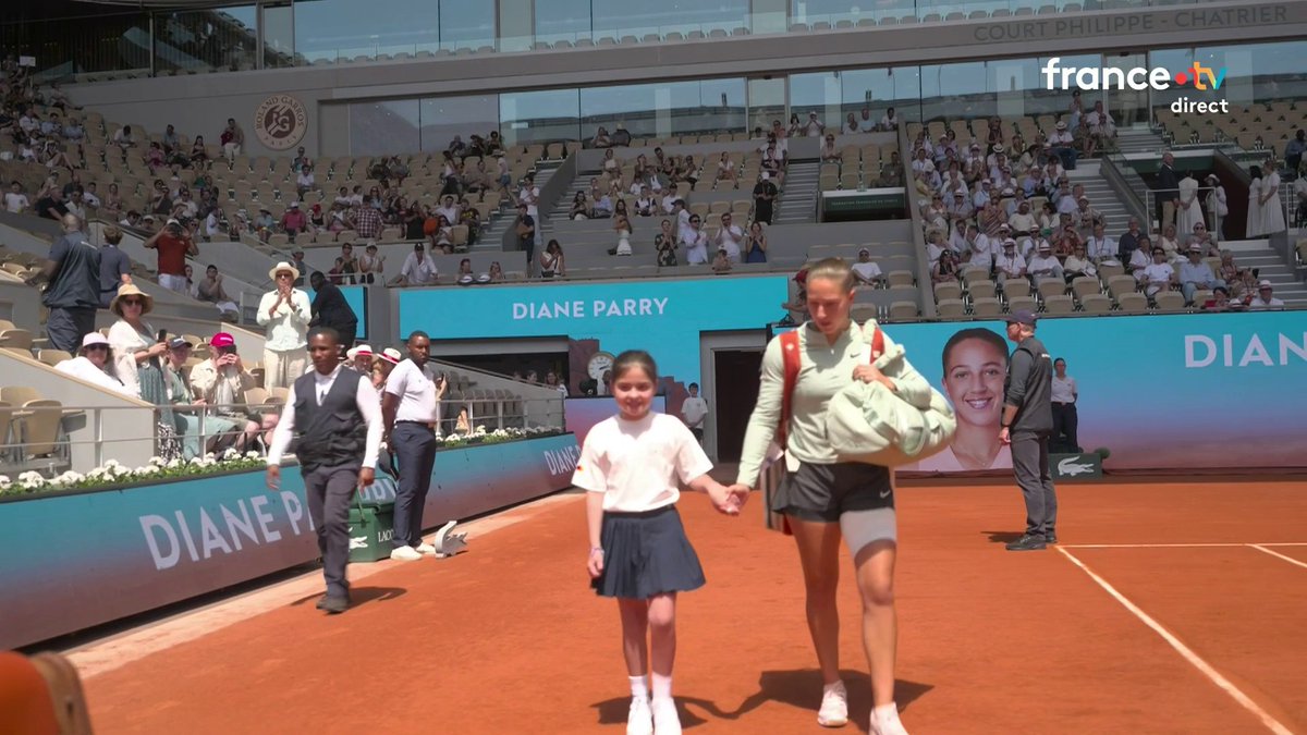 PARRY RÊVE D’UN EXPLOIT 🇫🇷 🔥 La Française de 23 ans entre sur le Court Philippe-Chatrier face à la n°6 mondiale Amanda Anisimova pour une place en 1/8 de finale de #RolandGarros