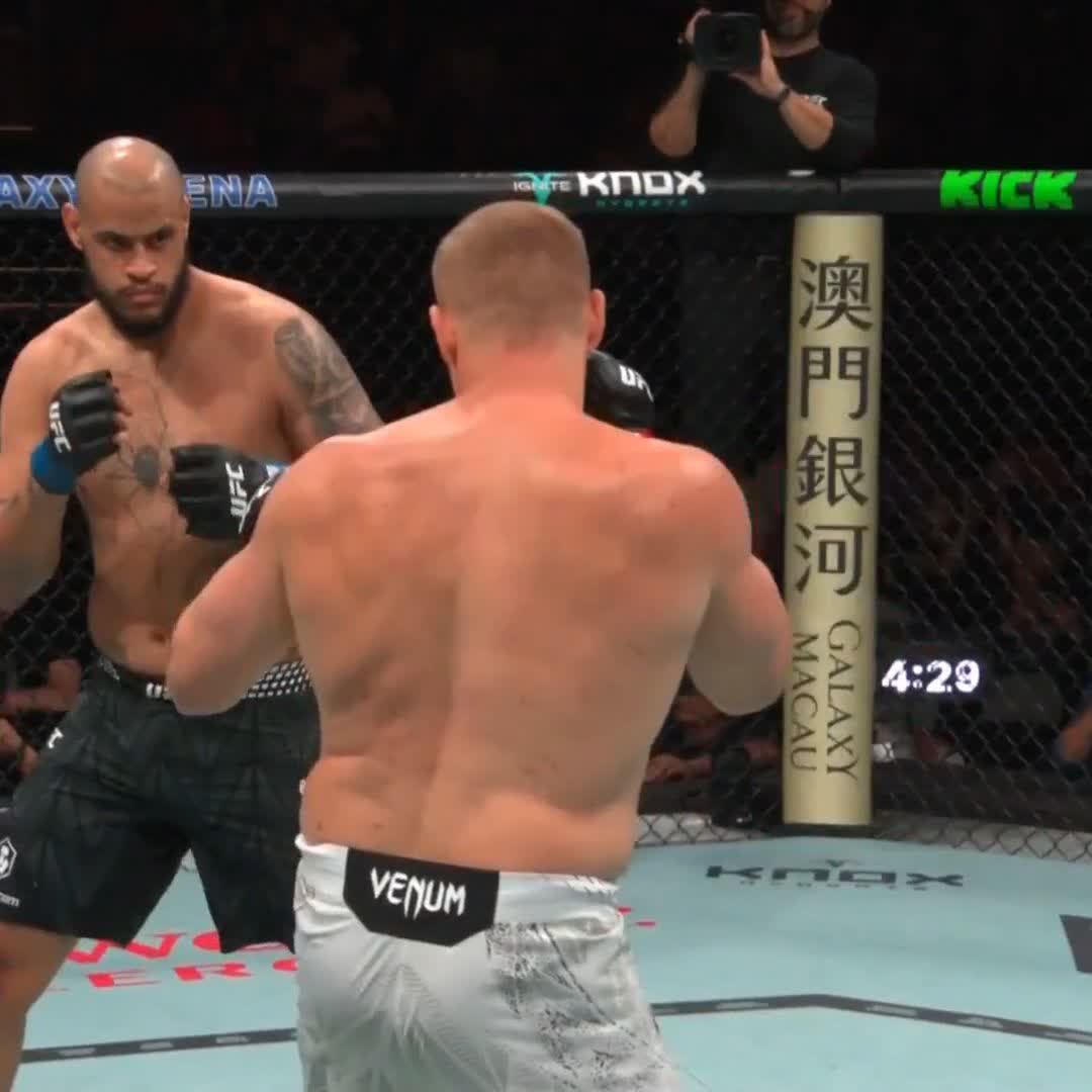 🇷🇺 Sergei Pavlovich nocauteia 🇧🇷 Tallison “Xicão” Teixeira no 1º round no UFC Macau. Deu a lógica. Diferença grande de nível, nocaute em poucos segundos e 3ª vitória seguida do russo, que volta a se aproximar de uma disputa de cinturão. #UFCBR