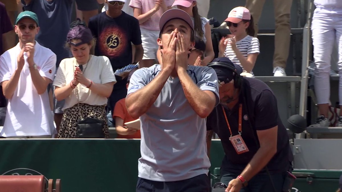 #RolandGarros | 😳 SENSATION SUR LE COURT 14 ! Francisco Cerundolo 🇦🇷 est éliminé en cinq sets par le 85e mondial, Zachary Svajda 🇺🇸 ! 📺 Suivez Roland-Garros en direct sur la chaîne sport :
