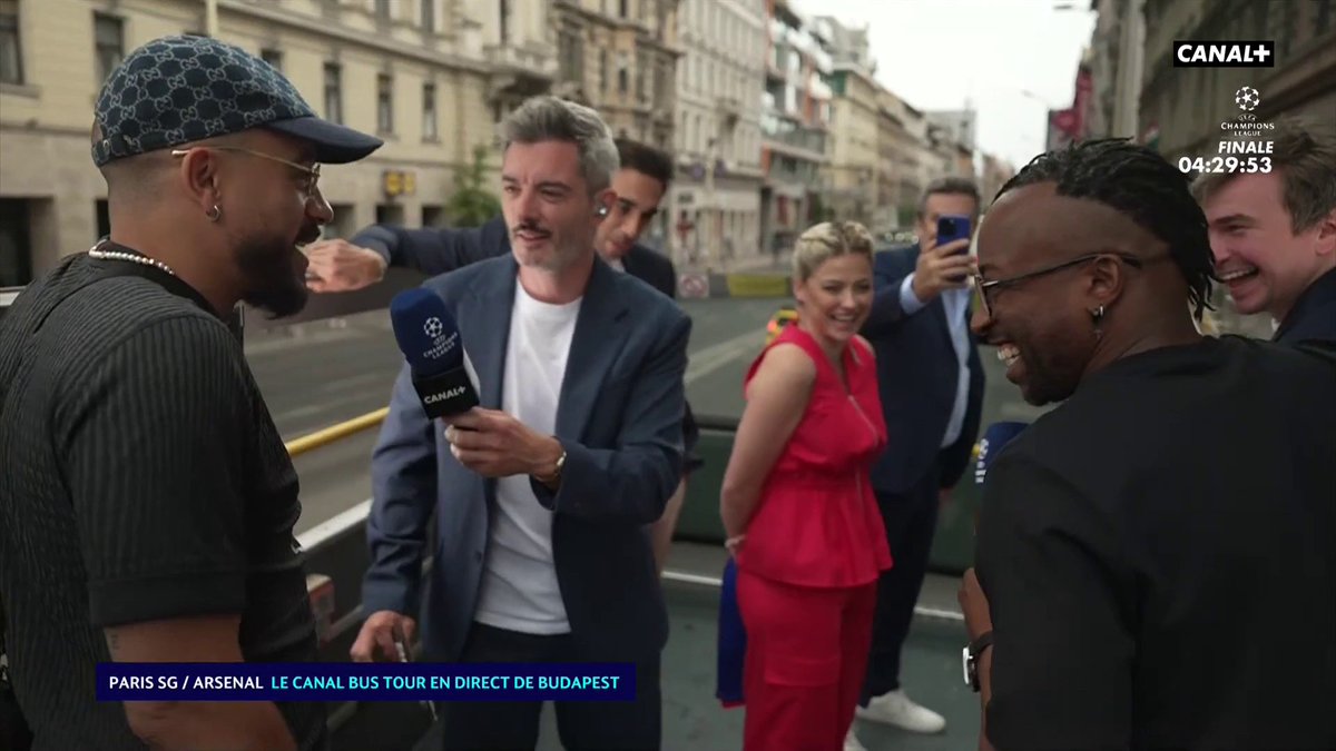 Sidney Govou 🇫🇷 et Mister V auraient la même voix, vous partagez le même avis ? 😭🗣️ Mister V : « ON VA FAIRE UN TEST ADN APRÈS LE MATCH, MA MÈRE M’A PAS TOUT DIT ! » 🤣 🎥 CANAL+ Foot