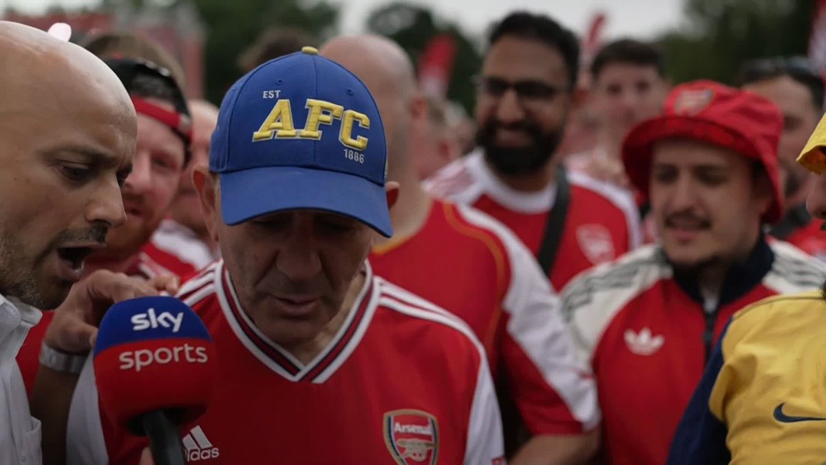 "We are unbearable" 🎶 Arsenal fans are in fine voice ahead of the Champions League final!