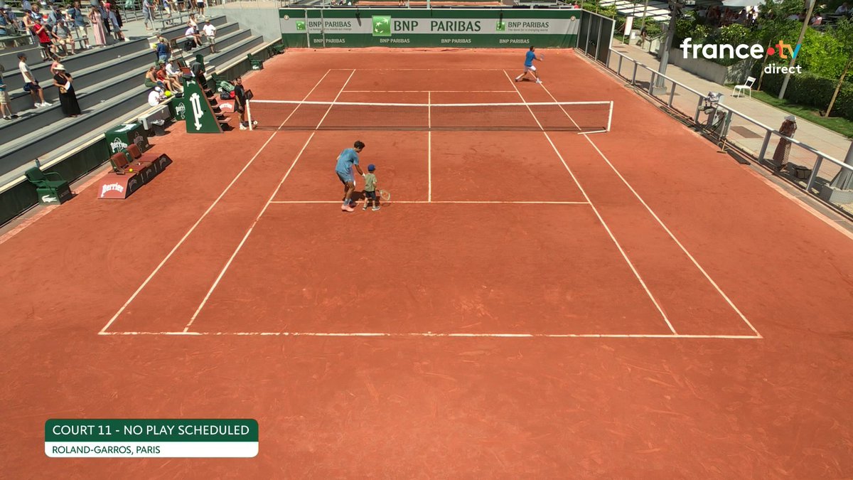 #RolandGarros | 🥰 L'image trop mignonne du jour : quand le fils de Pierre-Hugues Herbert nous montre son talent raquette en main ! 📺 Suivez Roland-Garros en direct sur :
