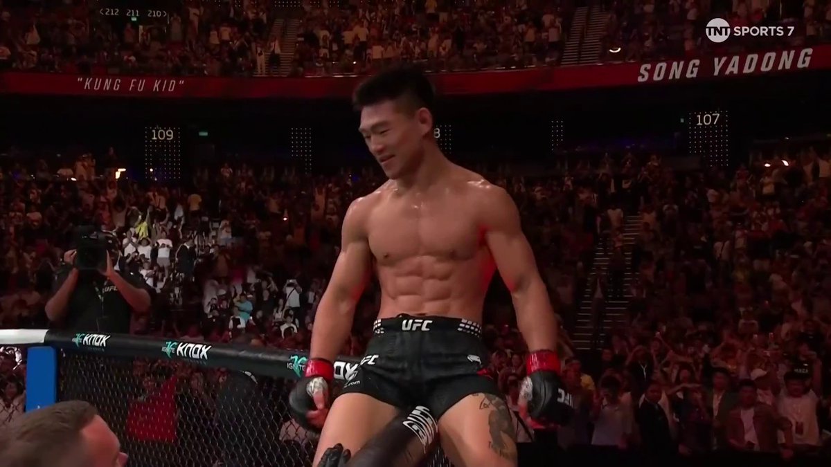 🇨🇳 𝕋ℍ𝔼 𝕂𝕌ℕ𝔾 𝔽𝕌 𝕂𝕀𝔻 🇨🇳 Song Yadong has SUBMITTED Deiveson Figueiredo in the main event! 💪 #UFCMacau | Stream TNT Sports on HBO Max