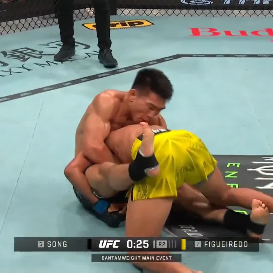 SONG YADONG 🇨🇳 FAIT TAPER FIGUEIREDO AVEC UNE GUILLOTINE AU R2. 👀 #UFCMacau