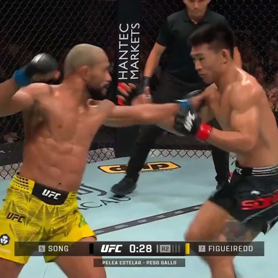 🇨🇳 Song Yadong finaliza 🇧🇷 Deiveson Figueiredo no 2º round no UFC Macau. Deiveson vinha em desvantagem em pé, buscou a queda e caiu na guilhotina. Vitória importante pro MMA chinês e resultado que afasta de vez o brasileiro do top 5 dos galos. #UFCBR