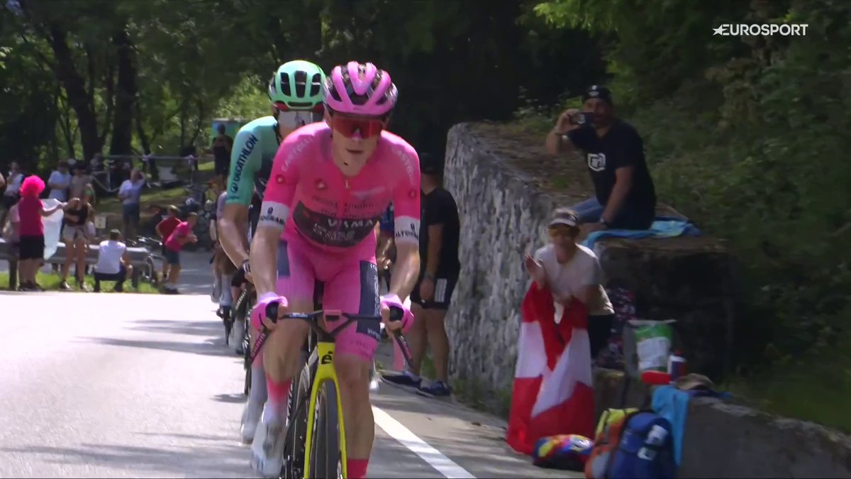 Jonas Vingegaard es apabullante. 🔨🇩🇰 Sin parecer casi que no hace esfuerzo, el danés se va en busca de la fuga del día en Piancavallo y lucha por su quinta etapa en el #Giroditalia.