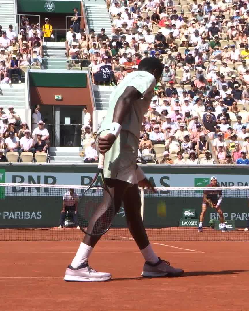Moïse Kouame already showing off in his match against Tabilo at Roland Garros. Phenomenal defense. He turns the tables of the point in the blink of an eye. Just 17 years old, gonna be something very special. 🇫🇷😮‍💨