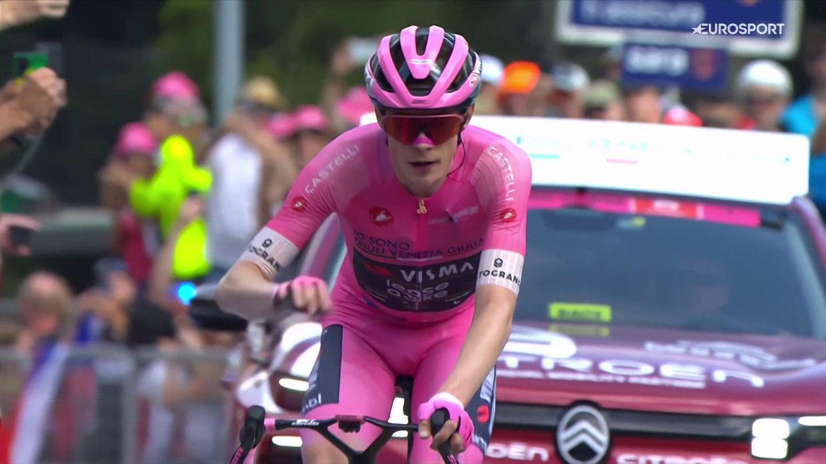 "El club de los ocho". Jonas Vingegaard se unirá previsiblemente mañana con su #Giroditalia a la lista de corredores que han ganado las tres Grandes Vueltas. 🎥 Laura Álvarez #LaMontonera