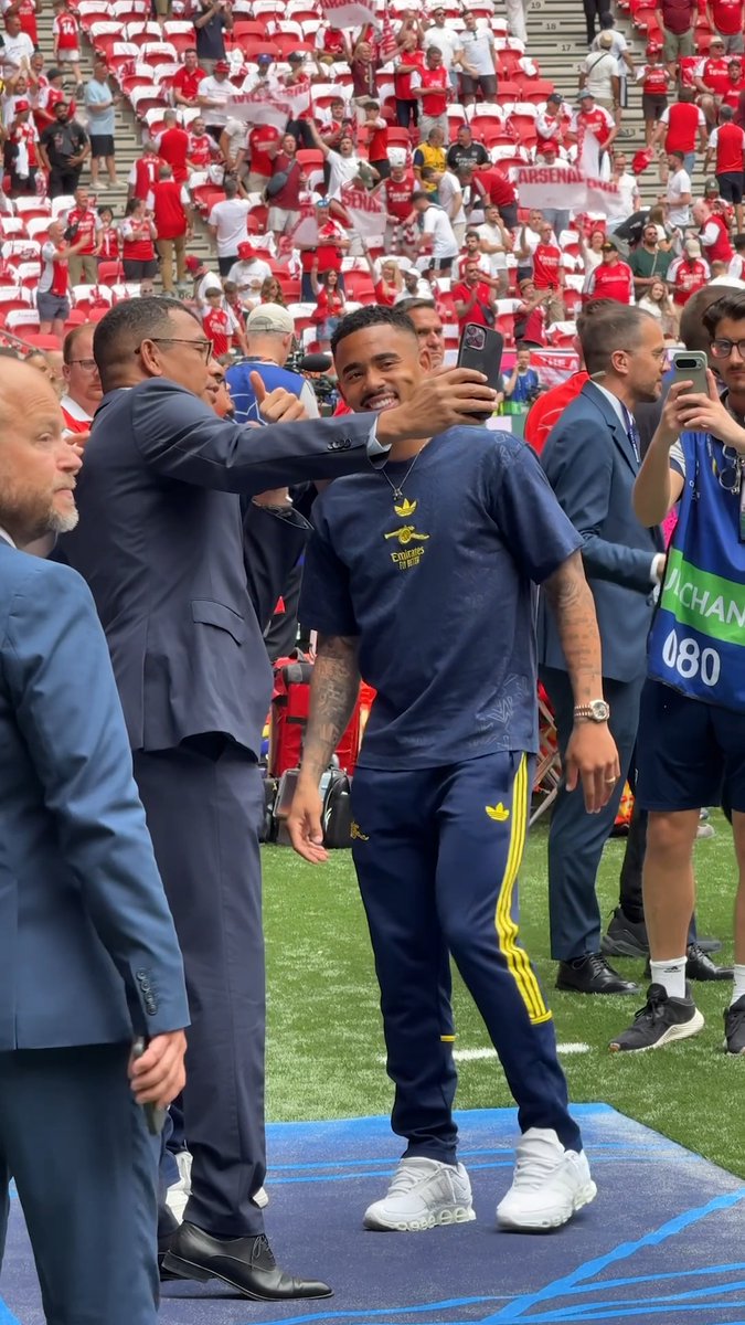 The Brazilian connection 🇧🇷❤️ Gabriel Martinelli, Gabriel Jesus and Gilberto Silva catching up ahead of the Champions League final 🤳