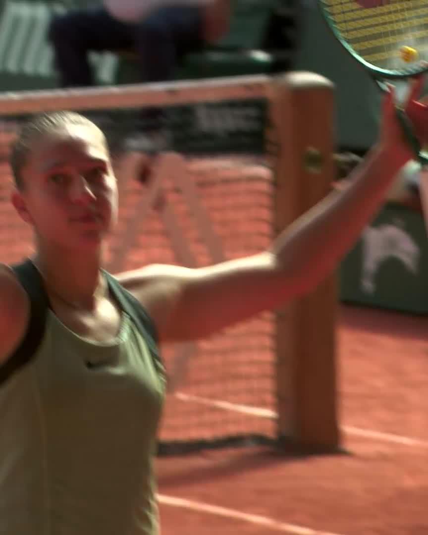 Upset alert, at home for Parry 🇫🇷 #RolandGarros