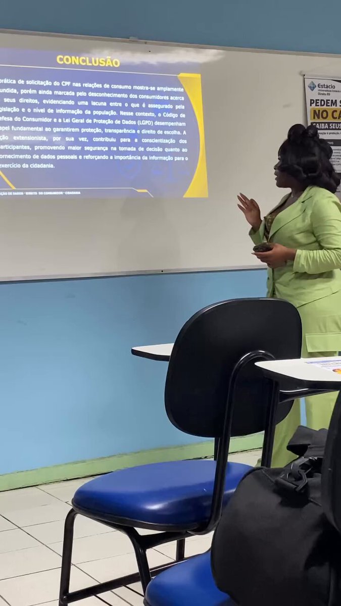 Ela apresentando lendo o texto enorme do slide 💀