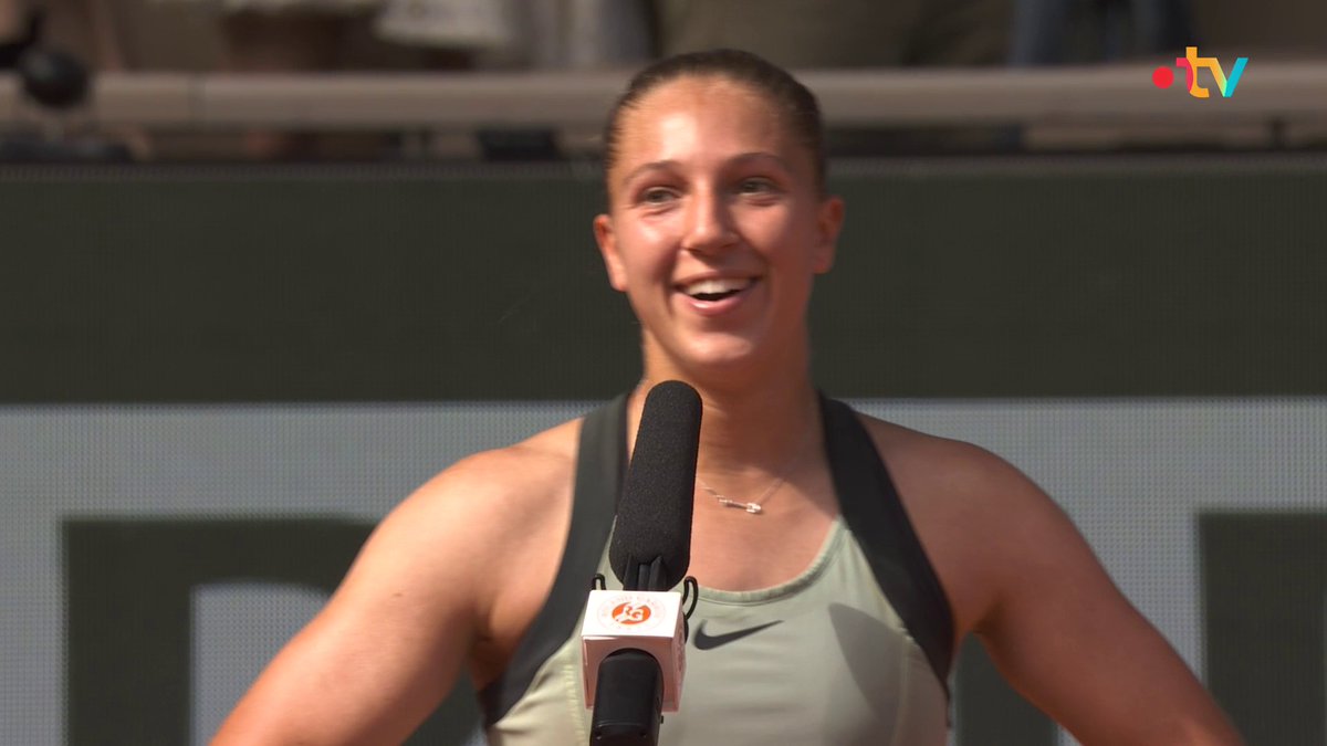 #RolandGarros | Parry 🤝 Paris SG 🔥 Quand les supporters du PSG chantent pour Diane Parry 📺 Suivez Roland-Garros en direct sur la chaîne sport :