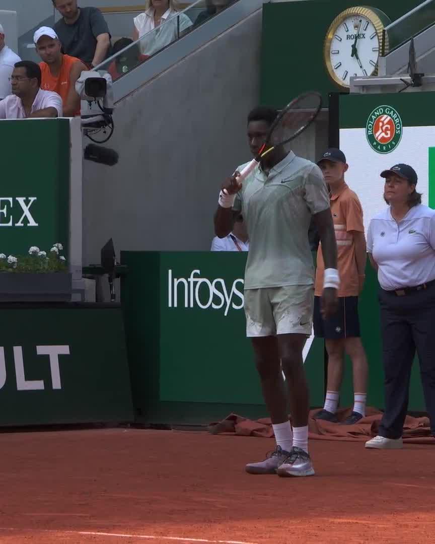 L'aura. La célébration est encore mieux que le point. Et ils ont coupé avec le check avec le ramasseur de balles. #rolandgarros