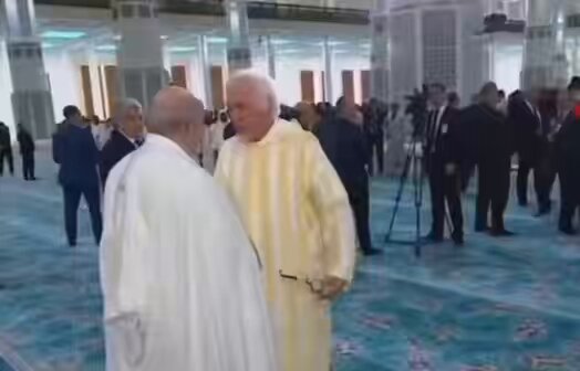 إخواني نحن السبب!! نحن سبب هذا البروتوكول الذي جدّ عليهم. نحن نصحح لهم كل يوم! نحن من نحلل أخطاءهم ونكتبها لهم مصححة في مواقع التواصل. نحن من نصدر لهم الجلابة والقفطان بالأطنان. نحن من نشرح لهم بالتفصيل كل صغيرة وكبيرة على مواقع التواصل الاجتماعي. نحن نعلمهم الراندة والعقاد والسفيفة وخياطة الجلابة بالماكينة. وهناك من بدأ يقوم بلايفات لتعليم تقطيع الزليج الفاسي من ورشة بفاس. هناك من فتح لايفات لتعليم الحناء بالنقش الفاسي والرباطي والمراكشي. نحن السبب! لا لوم عليهم إن تعلموا !!