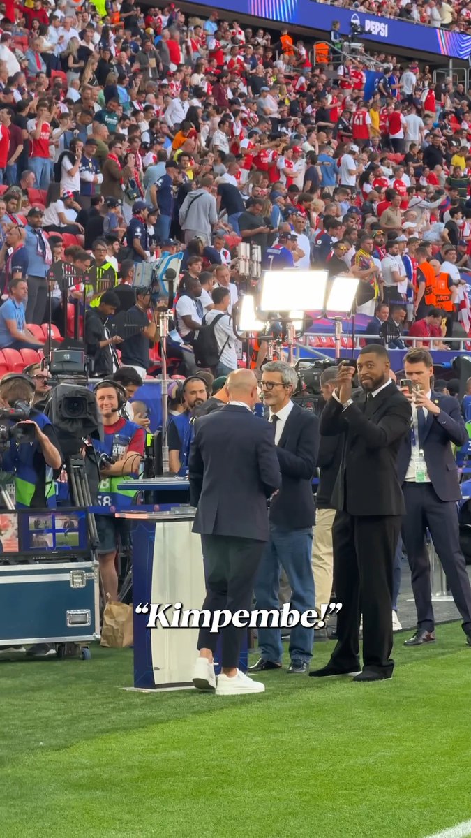 Club legend ❤️💙 The PSG fans showing their love for Presnel Kimpembe ahead of the Champions League final 🙌