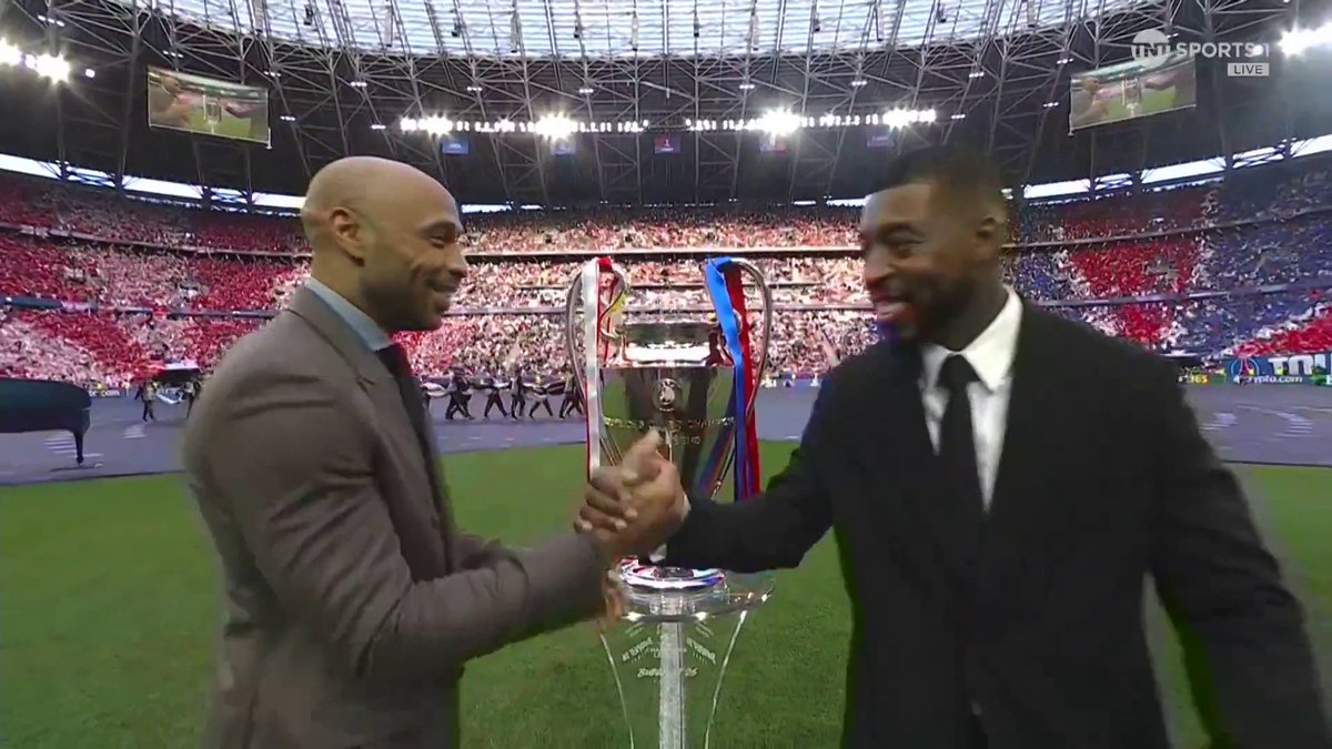Thierry Henry and Presnel Kimpembe put the UEFA Champions League trophy in position 🤩 📺 TNT Sports &amp; HBO Max