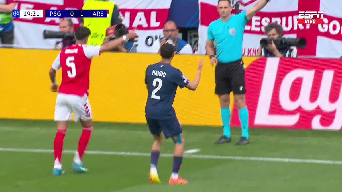 🔝 ¡LA MURALLA DE LOS GUNNERS! 🇪🇨 Piero Hincapié le ganó la marca a Hakimi en la final entre el Arsenal y el PSG. ▶️ Mira la 🏆 #Champions League en el Plan Premium de #DisneyPlus