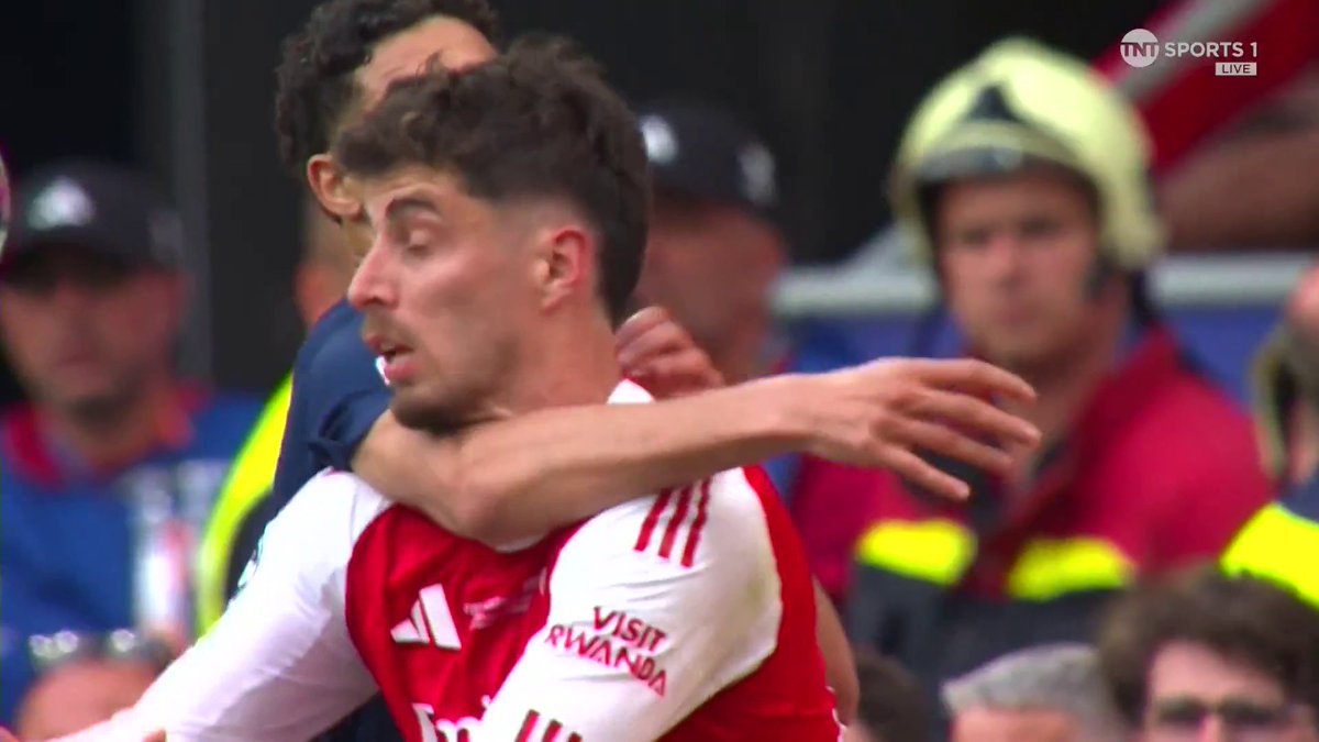 Achraf Hakimi avoids a card after an altercation with Kai Havertz 👀 📺 TNT Sports & HBO Max