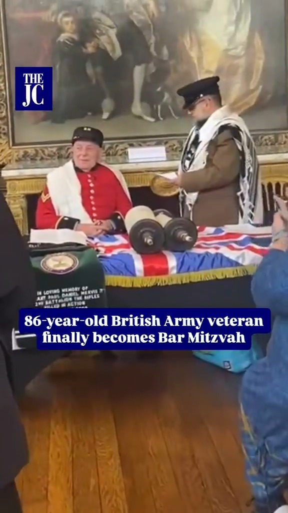 In the UK 🇬🇧, Barrie Davey, an 86-year-old British army veteran, just had his Bar Mitzvah! Celebrating at the Royal Hospital Chelsea, Barrie was joined by family, friends, and other residents of the home. Mazel Tov! 🎥: The Jewish Chronicle
