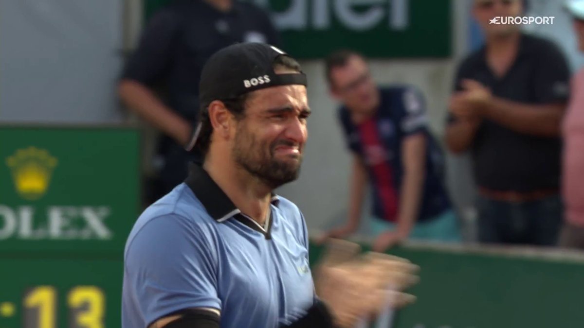 Vittoria straordinaria per Matteo, che si impone al termine di un super tie-break mozzafiato concluso 15-13 dopo 5 ore e 13 minuti di battaglia 🥵 Dopo essersi trovato sotto nel quarto set, l’italiano ha saputo reagire con grande carattere, piegando Comesaña e conquistando il pubblico, che gli ha tributato una calorosa ola 🧡 #Tennis #RolandGarros #Berrettini