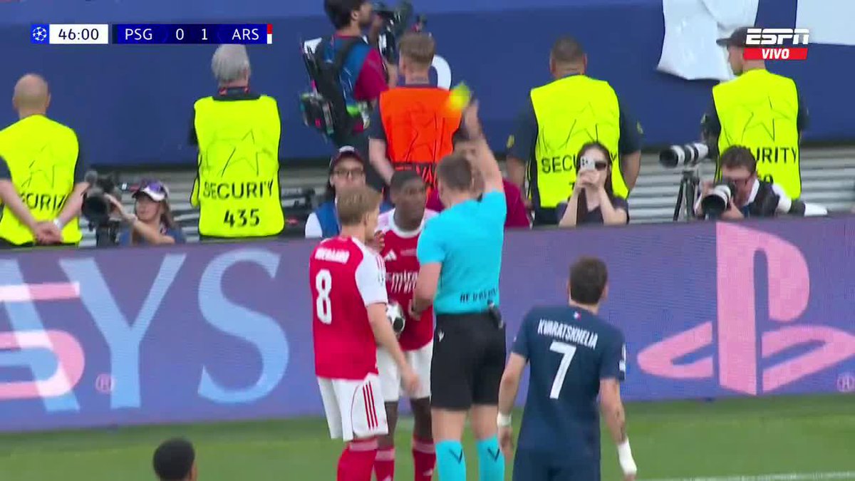 ¡INSÓLITO! Mosquera demoró el lateral del Arsenal y fue amonestado en el arranque del segundo tiempo de la final. 📺 La #UCLfinal, por #DisneyPlus Plan Premium