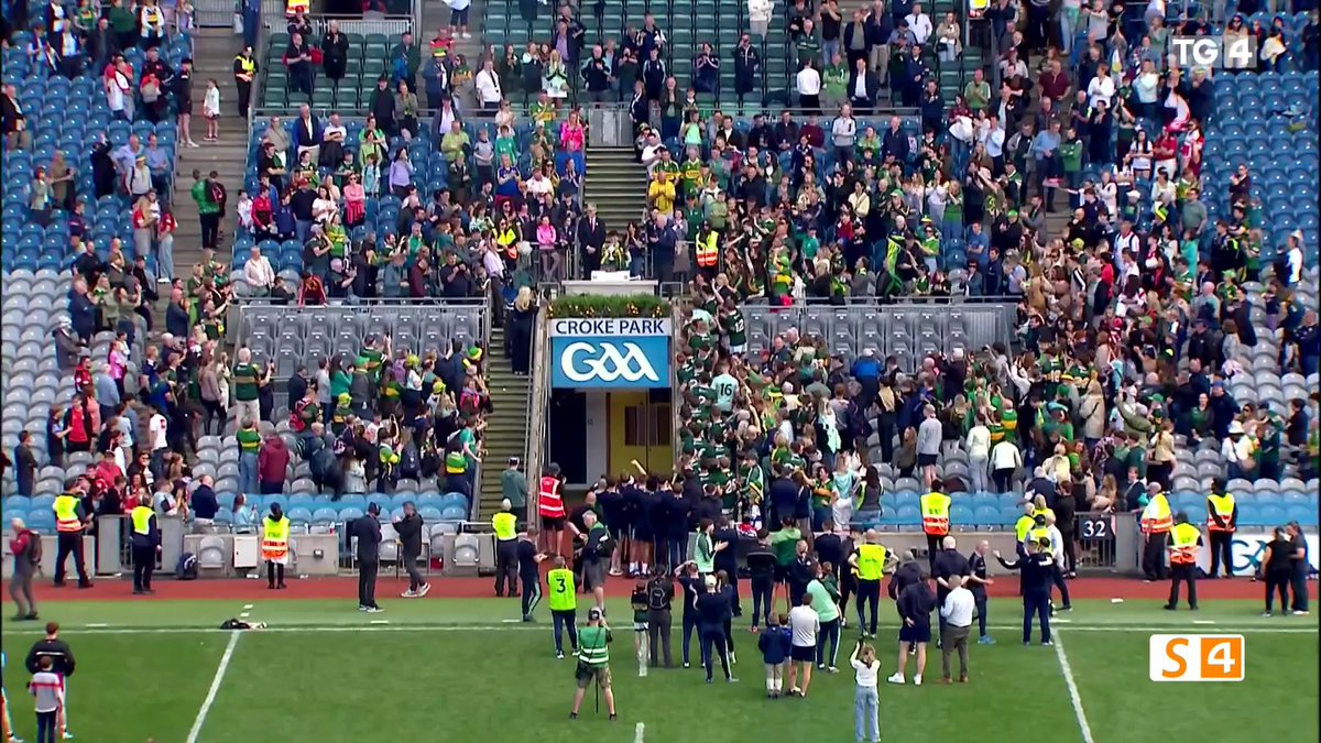 Bronnadh an corn ar captaen na foirne, Paddy Lane!🏆 Kerry GAA GAA BEO #GAABeo
