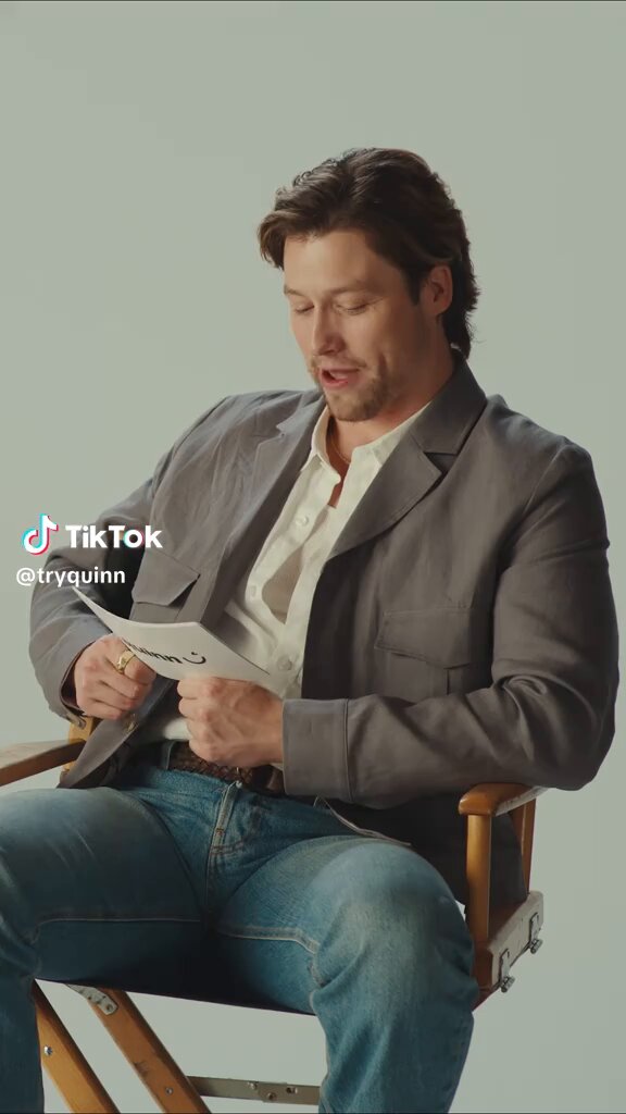 eu amo que quando a mika toca a cintura dele e ele chega a piscar ele só aceita o destino dele de ser dominado