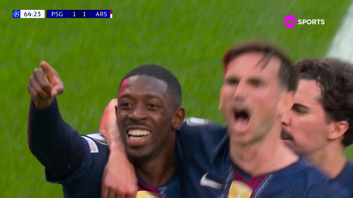 A torcida do PSG acendendo sinalizador imediatamente depois do gol Que loucura hahahhahahahahaha virou Libertadores