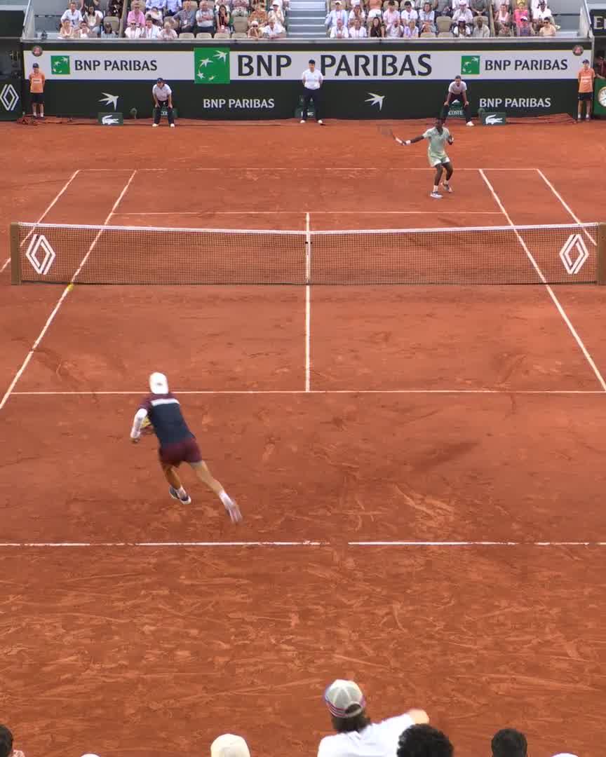 Tabilo gets it done on his 5th match point 🇨🇱 #RolandGarros