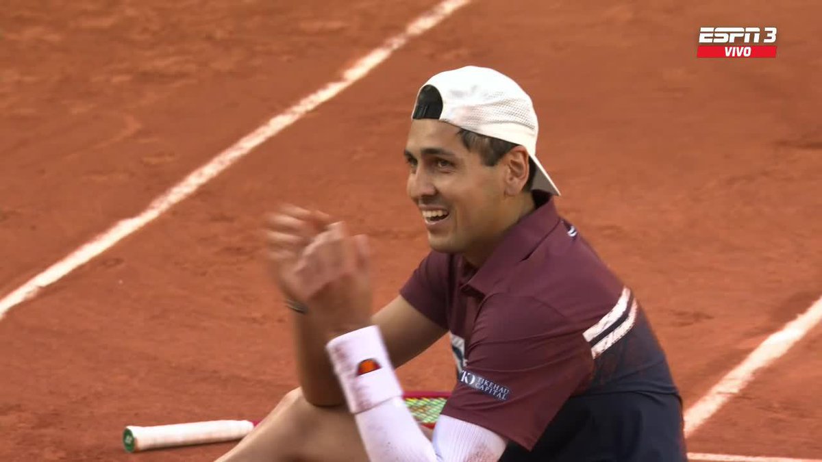 ¡🇫🇷 TABILO LE PUSO FIN AL SUEÑO DE KOUAMÉ Y ESTÁ EN LOS OCTAVOS DE FINAL DE #RolandGarros! 👊 📺 Mirá #RolandGarros en el Plan Premium de #DisneyPlus.