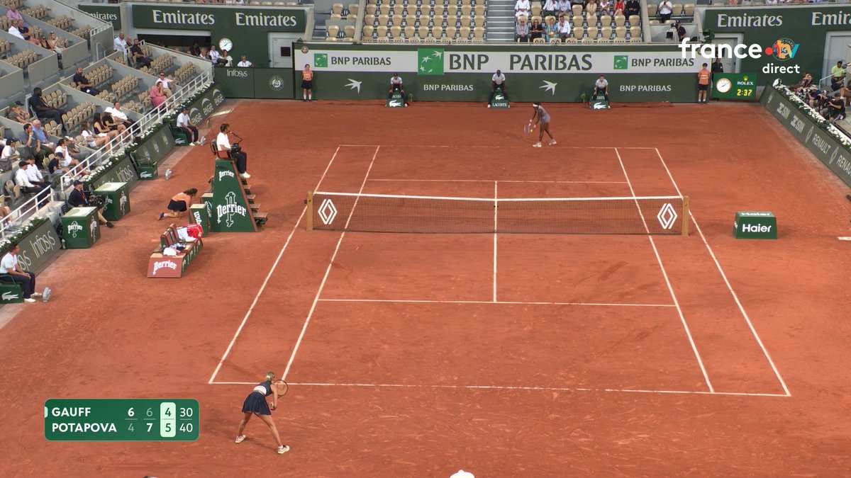 #RolandGarros | 🚨LA TENANTE DU TITRE COCO GAUFF ÉLIMINÉE ! 💥 Coup de tonnerre à Roland, avec cette défaite de Coco Gauff face à Anastasia Potapova en trois sets (4-6, 7-6, 6-4) 📺 Le direct sur la chaîne sport :