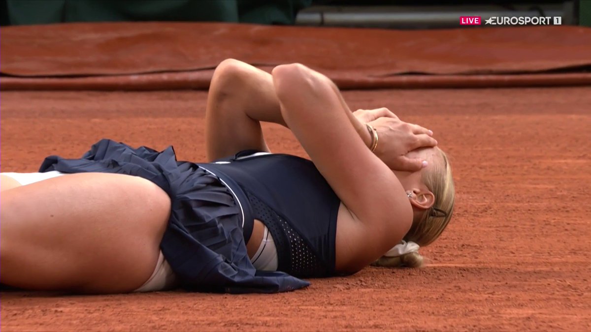 THE CHAMP IS OUT! Coco Gauff defeated by the in form Anastasia Potapova at #RolandGarros. One of Potapova, Kalinskaya, Parry and Chwalinska will be semifinalist 😱