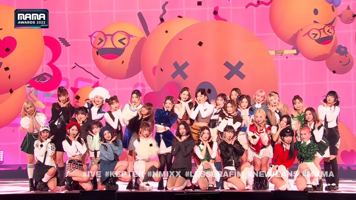 acho lindo que anos atrás o twice tava participando dessa homenagem pro snsd com outros grupos rookies e em 2022 a homenagem foi pra elas