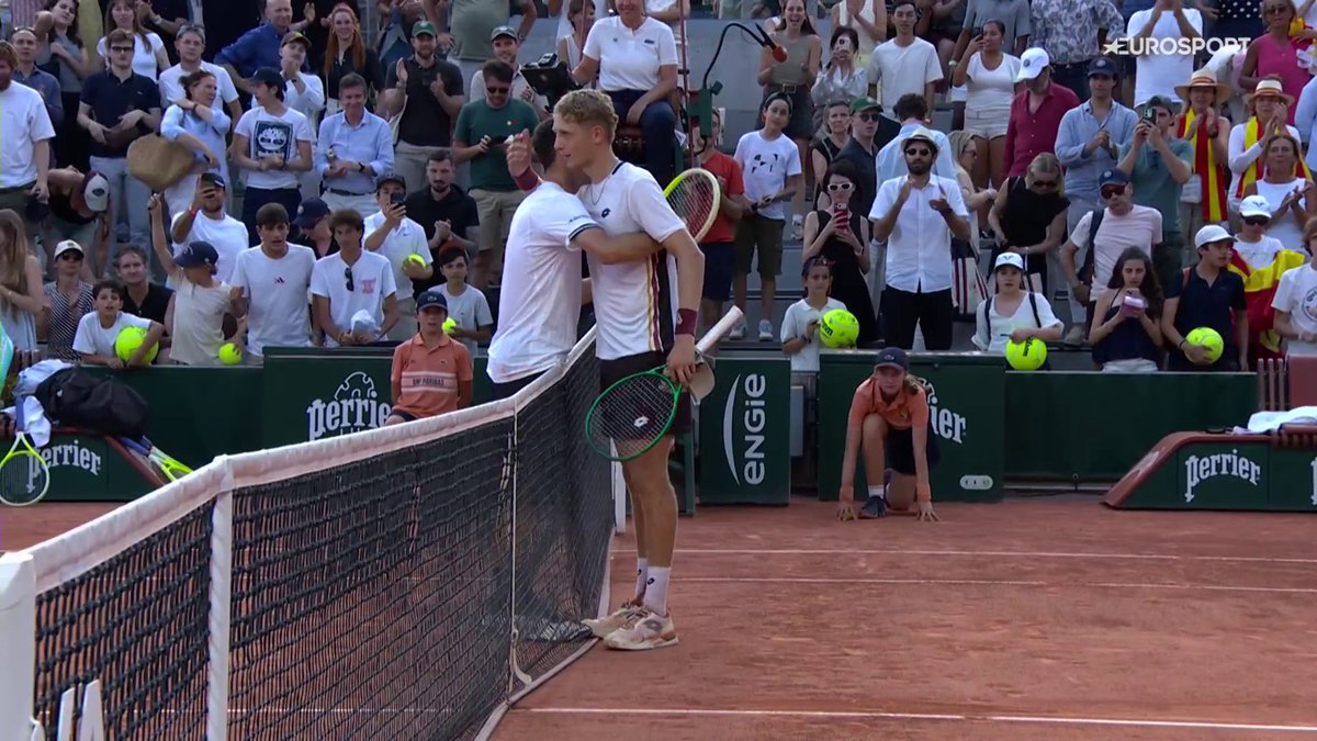 HAY QUE REVENTAR A APLAUDIR 👏 Landaluce 🇪🇸 se despide de #RolandGarros tras caer ante Juanma Cerúndolo en el cuarto partido más largo de la historia del torneo: 6 horas y 3 minutos 🤯 El futuro es tuyo, Martín.