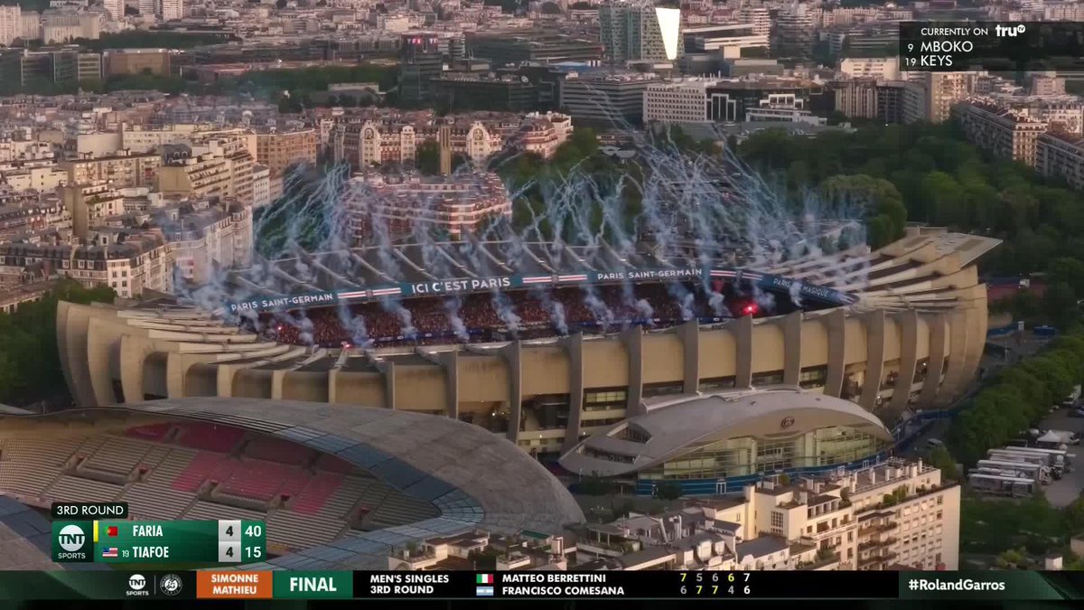 You can hear the moment PSG won the UCL Final around #RolandGarros 🤯🏆