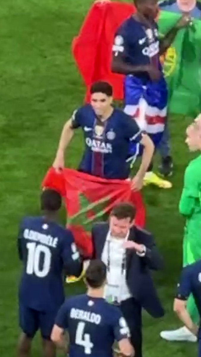 🔴🔵 Achraf Hakimi célèbre son sacre en Ligue des champions avec le drapeau marocain 🇲🇦